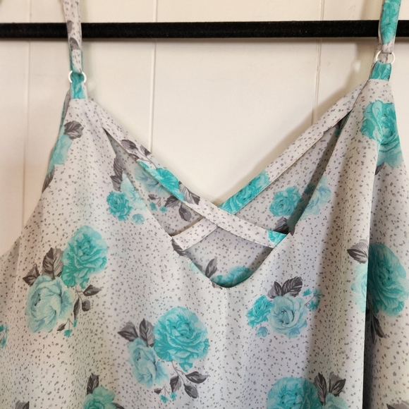 Torrid White Blue Floral Roses Tiered Flowy Tank Top Sleeveless Strappy Office - Picture 5 of 5